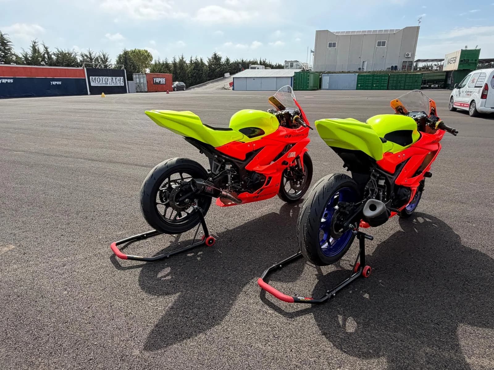 Yamahy YZF-R3 EAS na paddocku